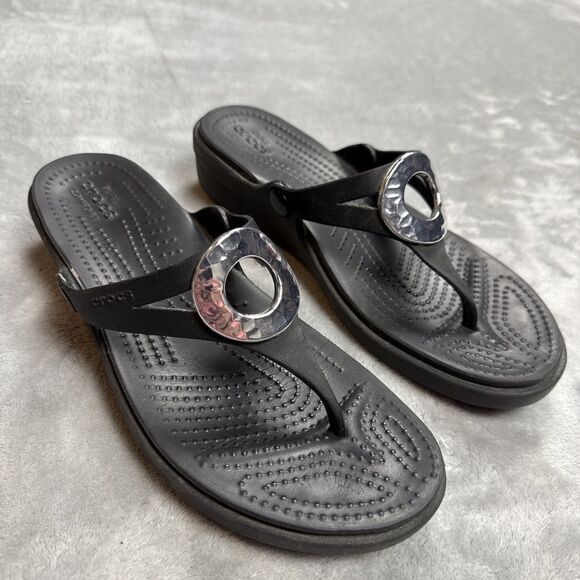 Crocs Sanrah Hammered Metal Circle Wedge Thong Black Silver Sandals Women's 8 - Picture 1 of 8